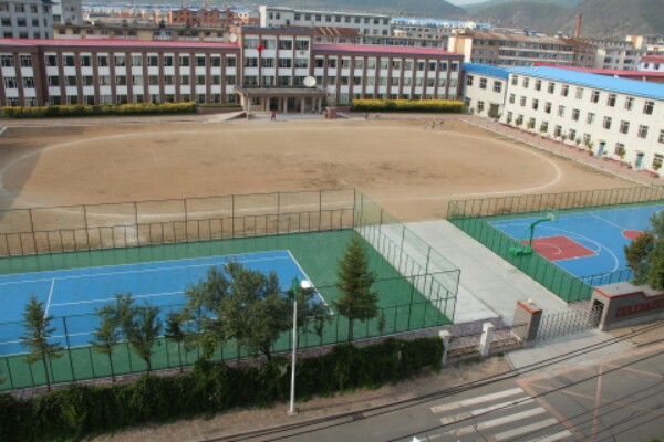  p>图们市第三中学坐落在风景秀丽的图们江畔,隔江相望的是朝鲜的咸境