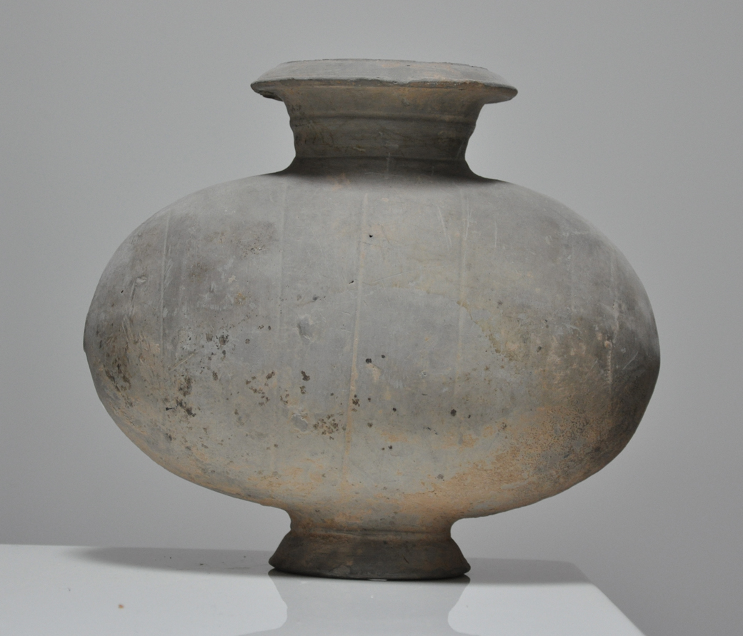器呈唇口,短颈,圈足,腹呈横向长椭圆状.初为战国时期秦国