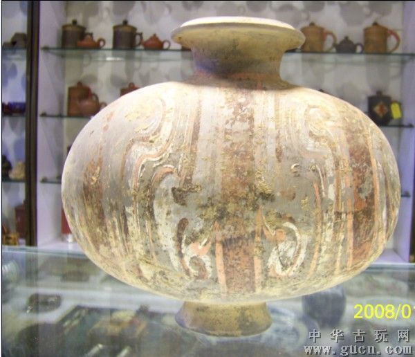 器呈唇口,短颈,圈足,腹呈横向长椭圆状.初为战国时期秦国