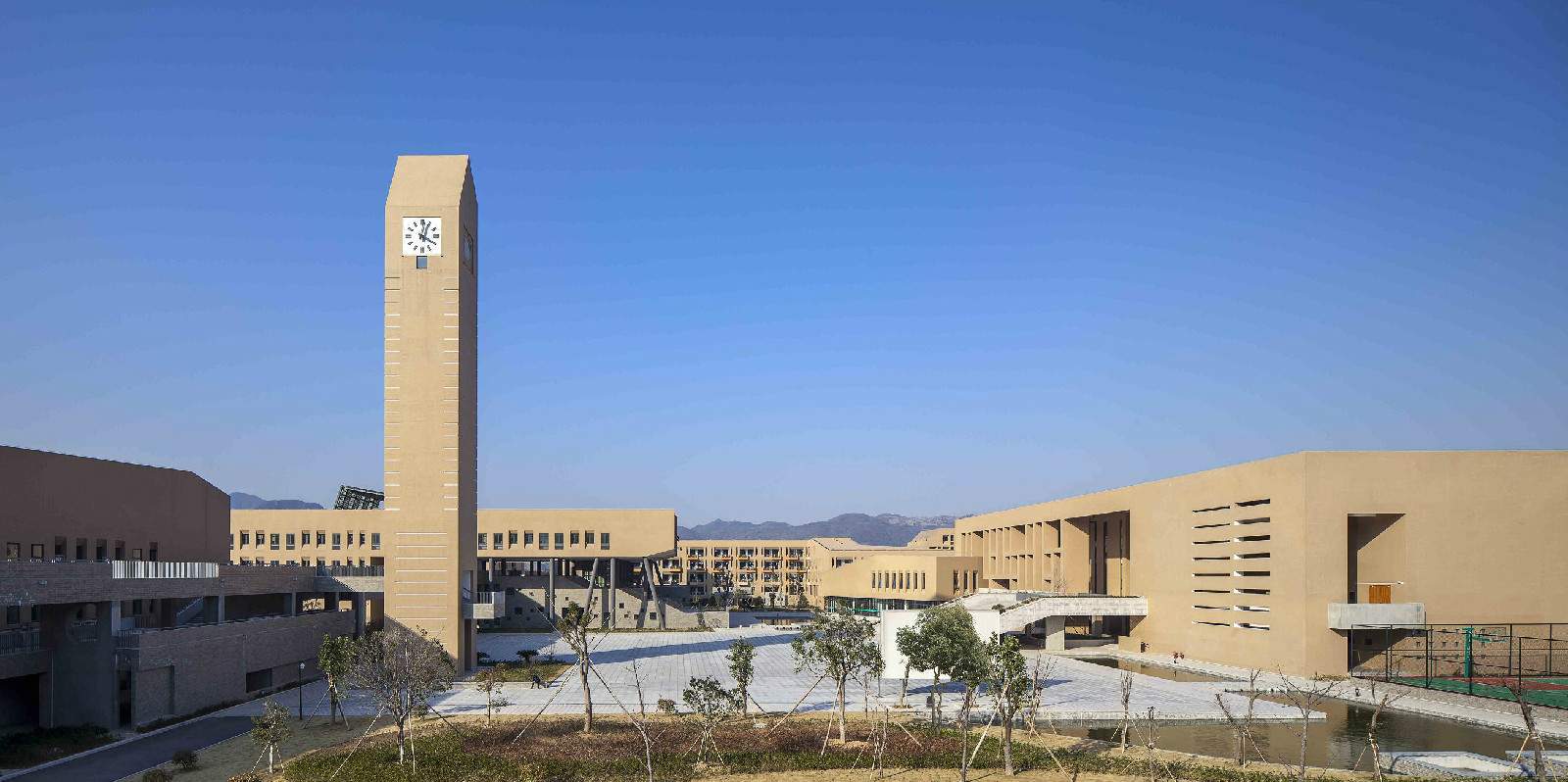  p>浙江省宁海县技工学校创建于1979年7月,是经省政府批准建立的全民