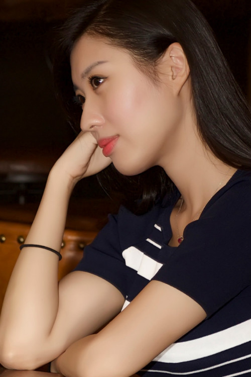  p>靓女,一般解释为青春靓丽的 a target="_blank" href="/item/女子