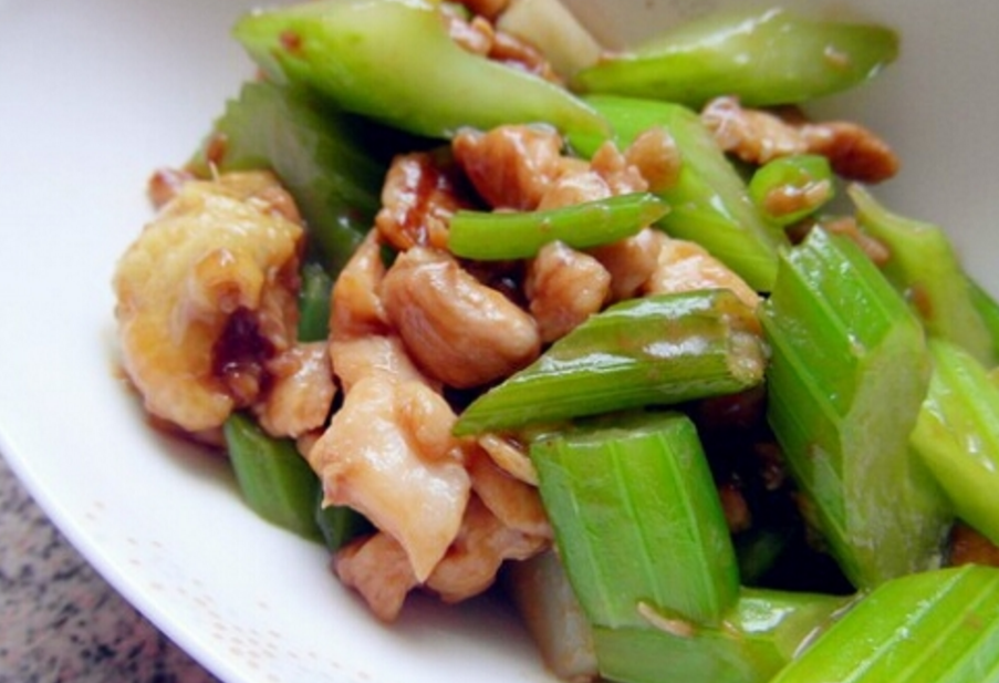  p>西芹炒鸡肉是一道美食,制作原料主要有鸡肉,西芹. /p>