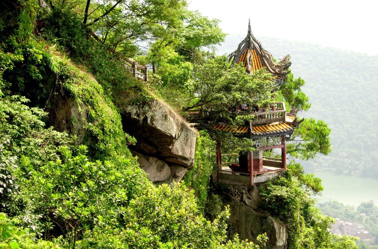  p>昆明西山森林公园位于昆明西郊有"高原明珠"之称的滇池湖畔,距市区