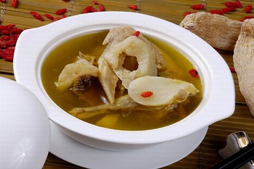  p>天麻炖鸭子主要是由鸭子和天麻为主,加点辅助材料将其用锅炖,汤汁