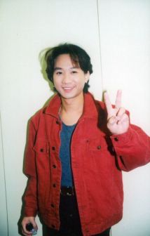 黄家驹（1992翡翠歌星贺台庆后台）