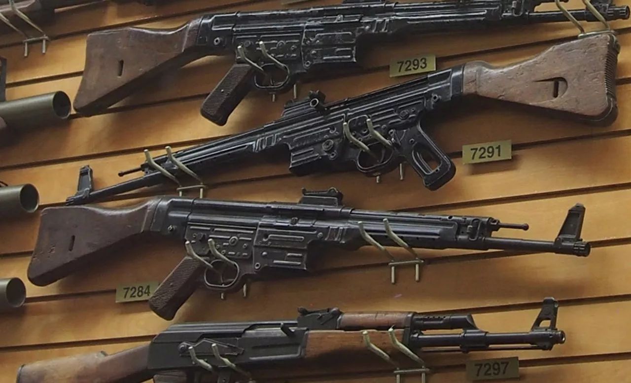 这次真是油纸包好的！波兰发现保存完好的StG-44突击步枪_百科TA说