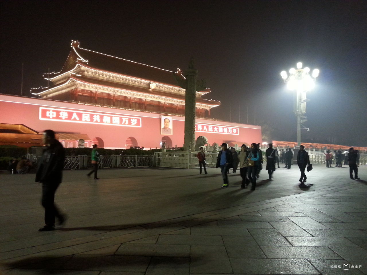  p>长安街是中国北京市境内一条连接东城区与西城区的城市主干路,为