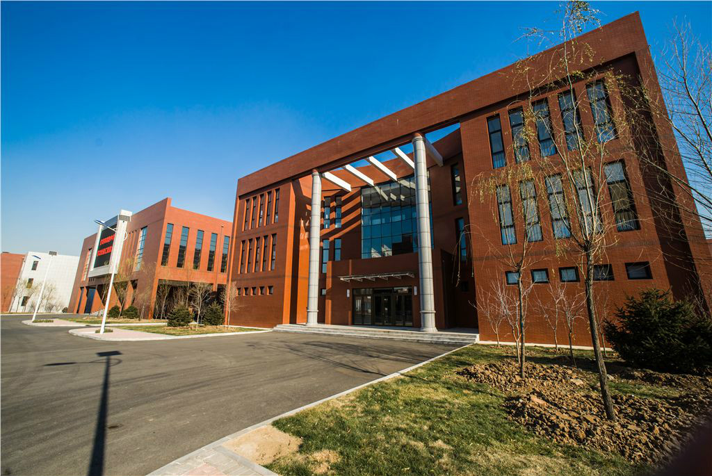  p>灯塔市实验中学位于灯塔市兴民路,2013年4月8日开始基础建设,2014