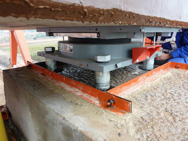 data-lemmaid="658209">橡胶支座 /a>安装专用灌浆料,它以合理级分的