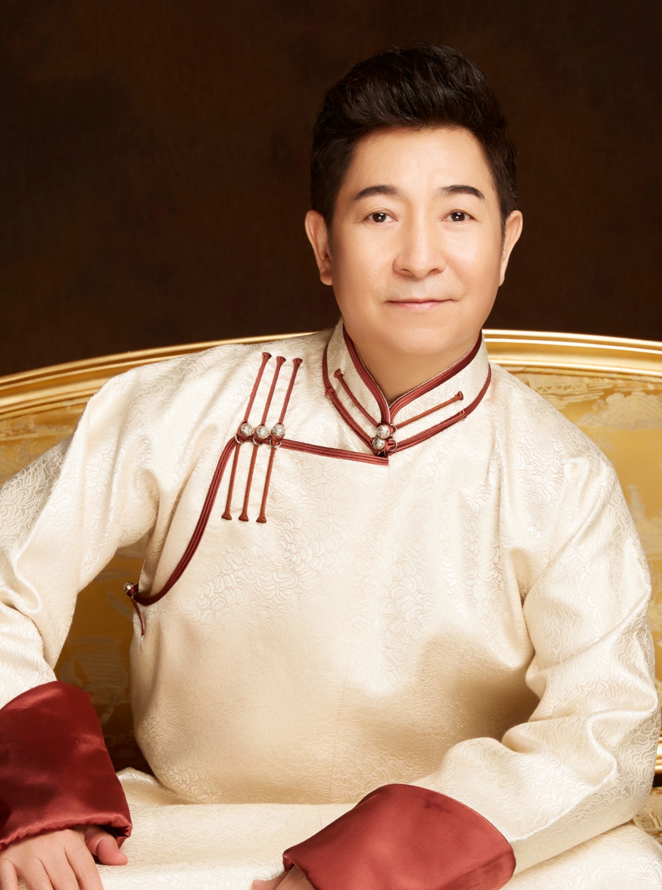  p>中国内地男歌手,作曲家,音乐制作人,蒙古族,出生在新疆博尔塔拉