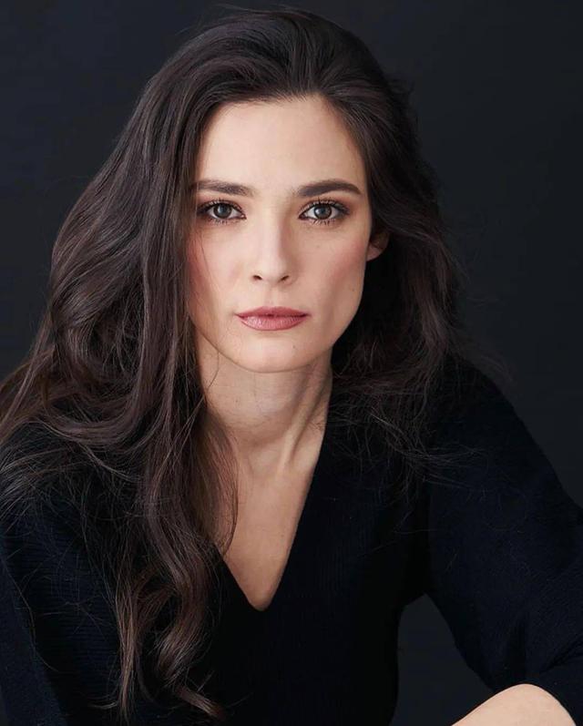 布罗瓦 i>(lorina kamburova,1991年10月-2021年) /i>,保加利亚女演员