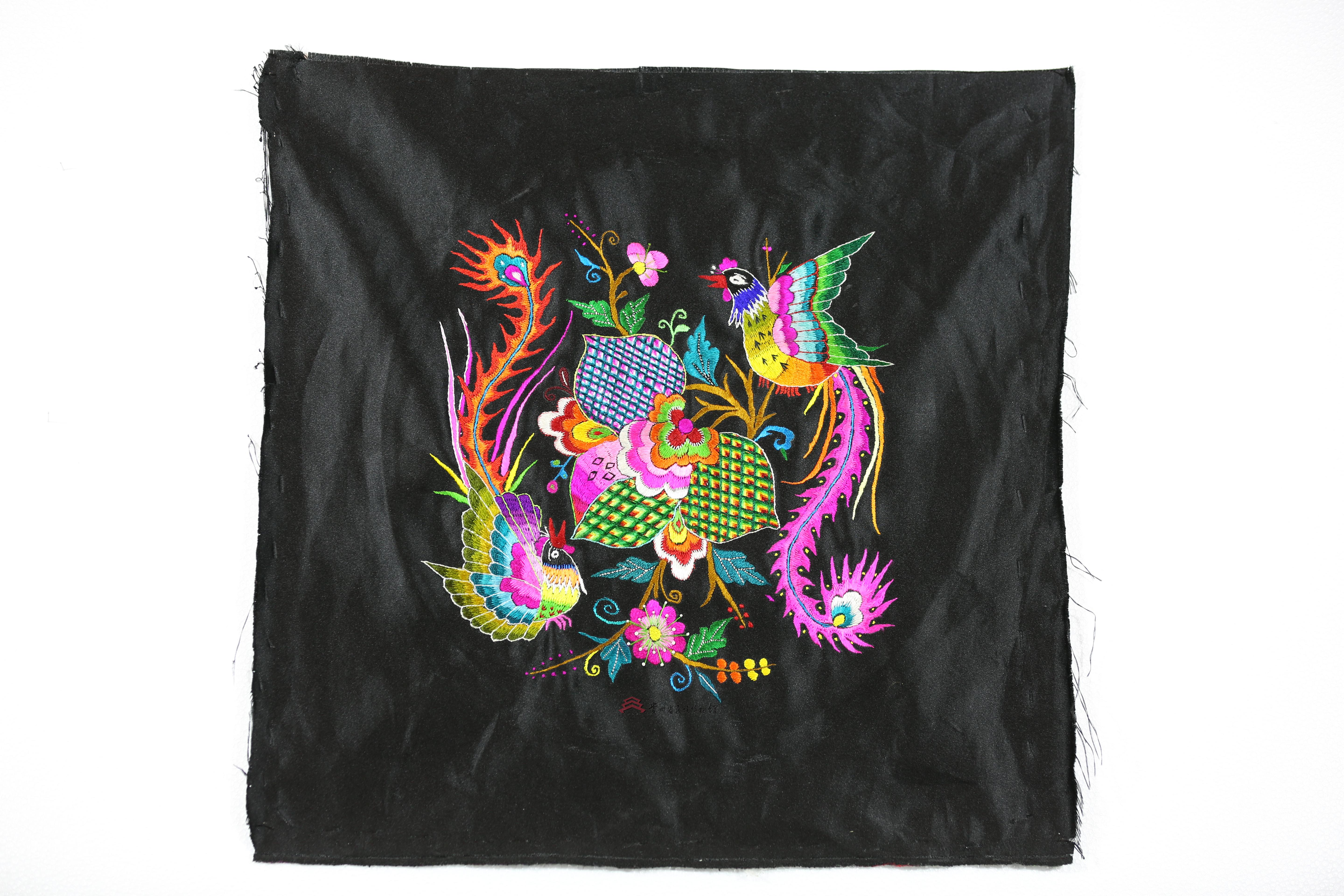 当代湖南花垣苗族平绣双凤纹绣片