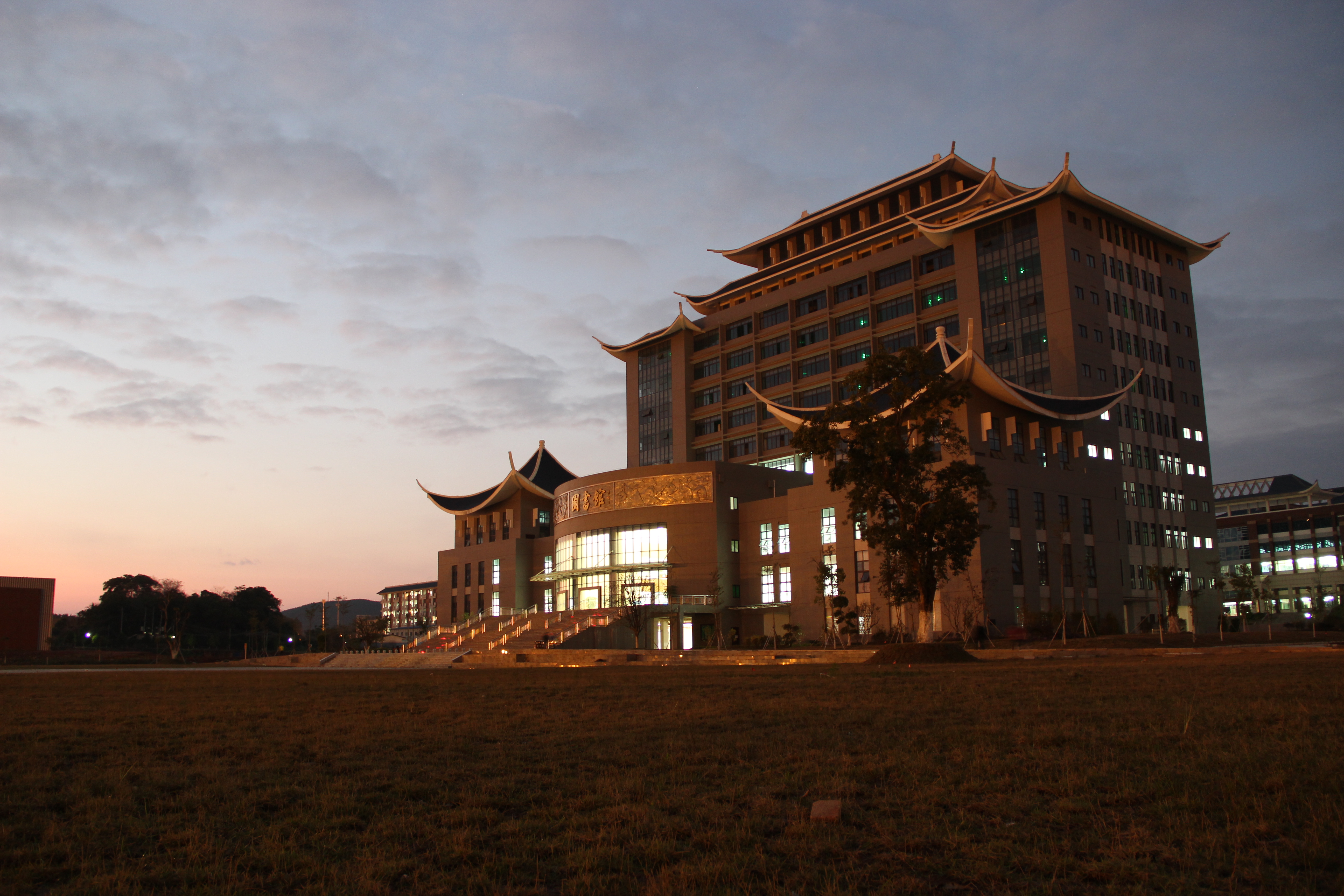 blank" href="/item/广西民族大学/339309" data