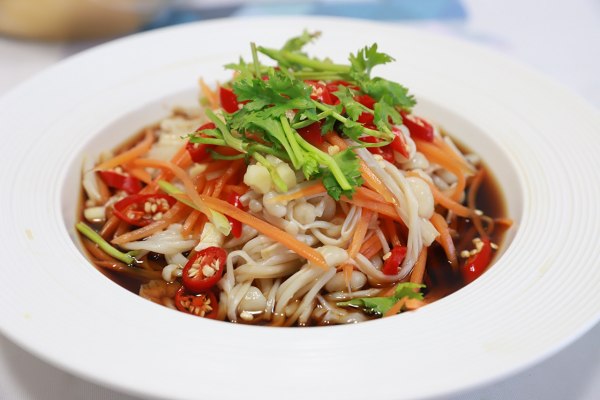  p>捞汁金针菇是一道菜品,主要制作材料有250g金针菇,1个红辣椒. /p>