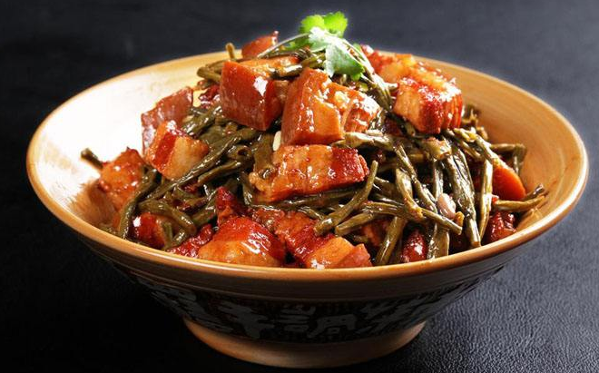  p>干豆角烧肉是 a href="#" data-lemmaid="6879861">安徽 /a> a