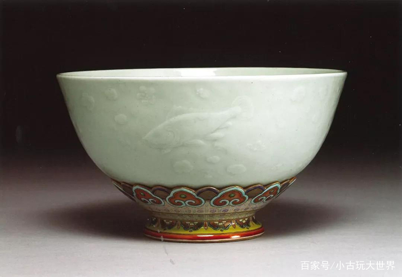 礬紅海水蝙蝠紋碗 大清乾隆年製 款 中国古玩 中国美術 A832 靓宝格- 乾隆官窑青花矾红蝠纹盘（《大清乾隆年制》款）