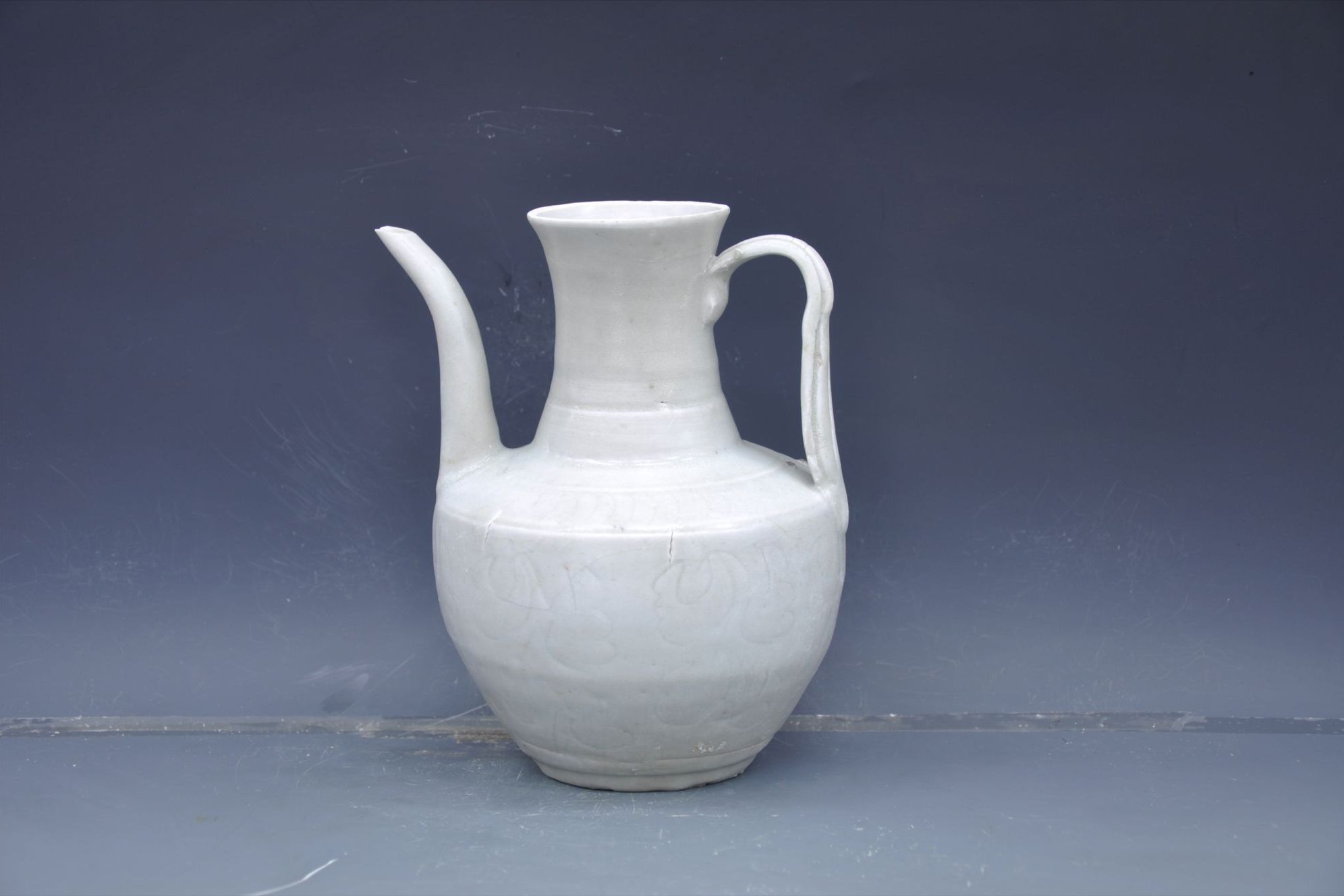 南宋青白釉刻划花弦纹瓷执壶