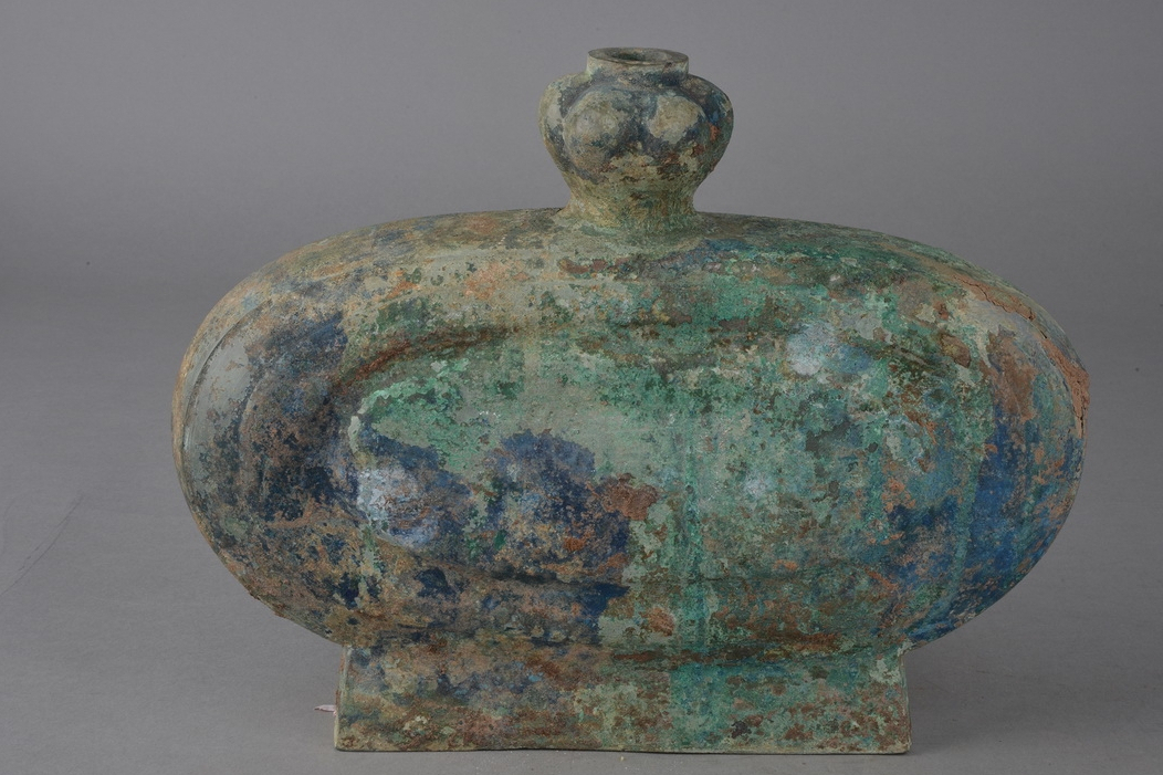 战国蒜头扁形铜壶