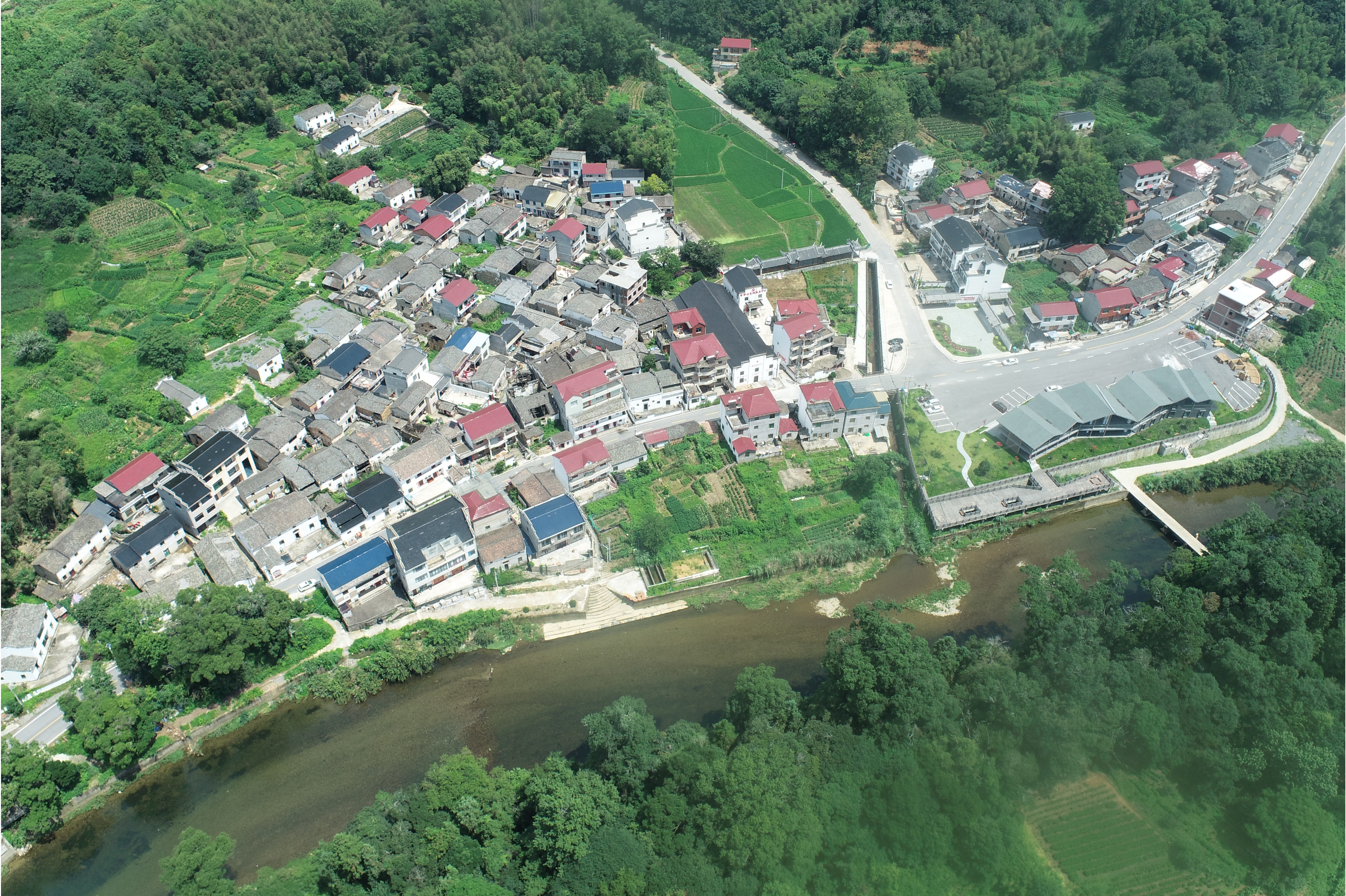  p data-id="go0i0fuwse">诰峰村,隶属于江西省景德镇市浮梁县江村乡.