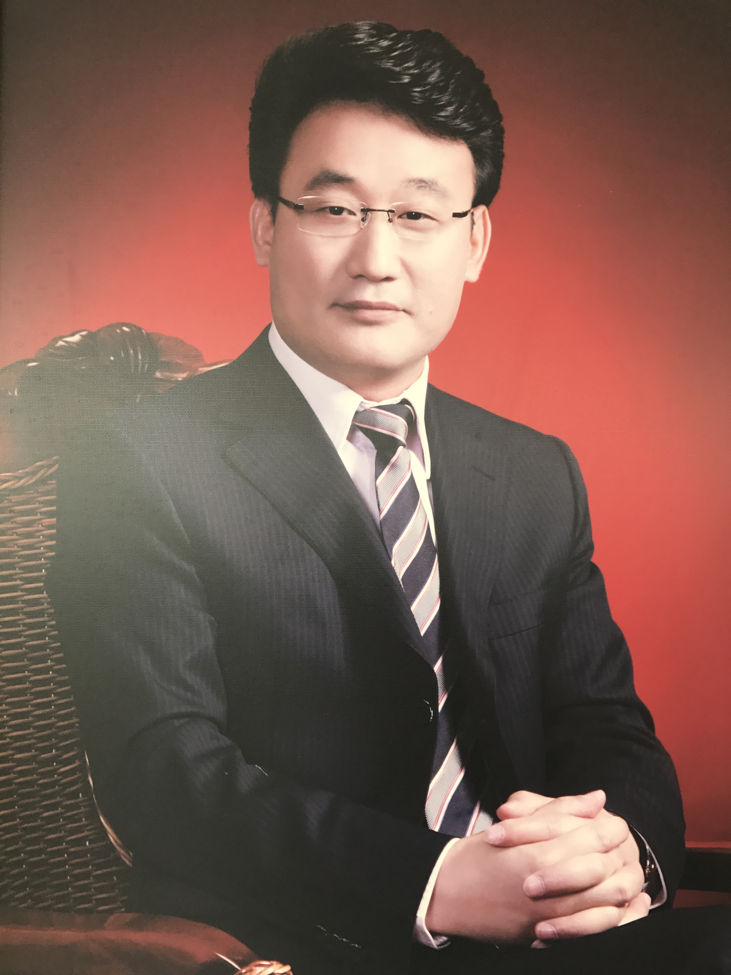 男,现任北京安徽企业商会常务副会长