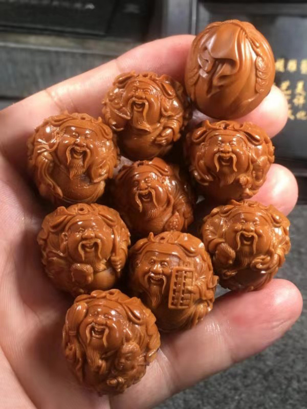  p>马良,中国汉族人,工艺艺术家,国家工艺美术师,核雕工艺师.