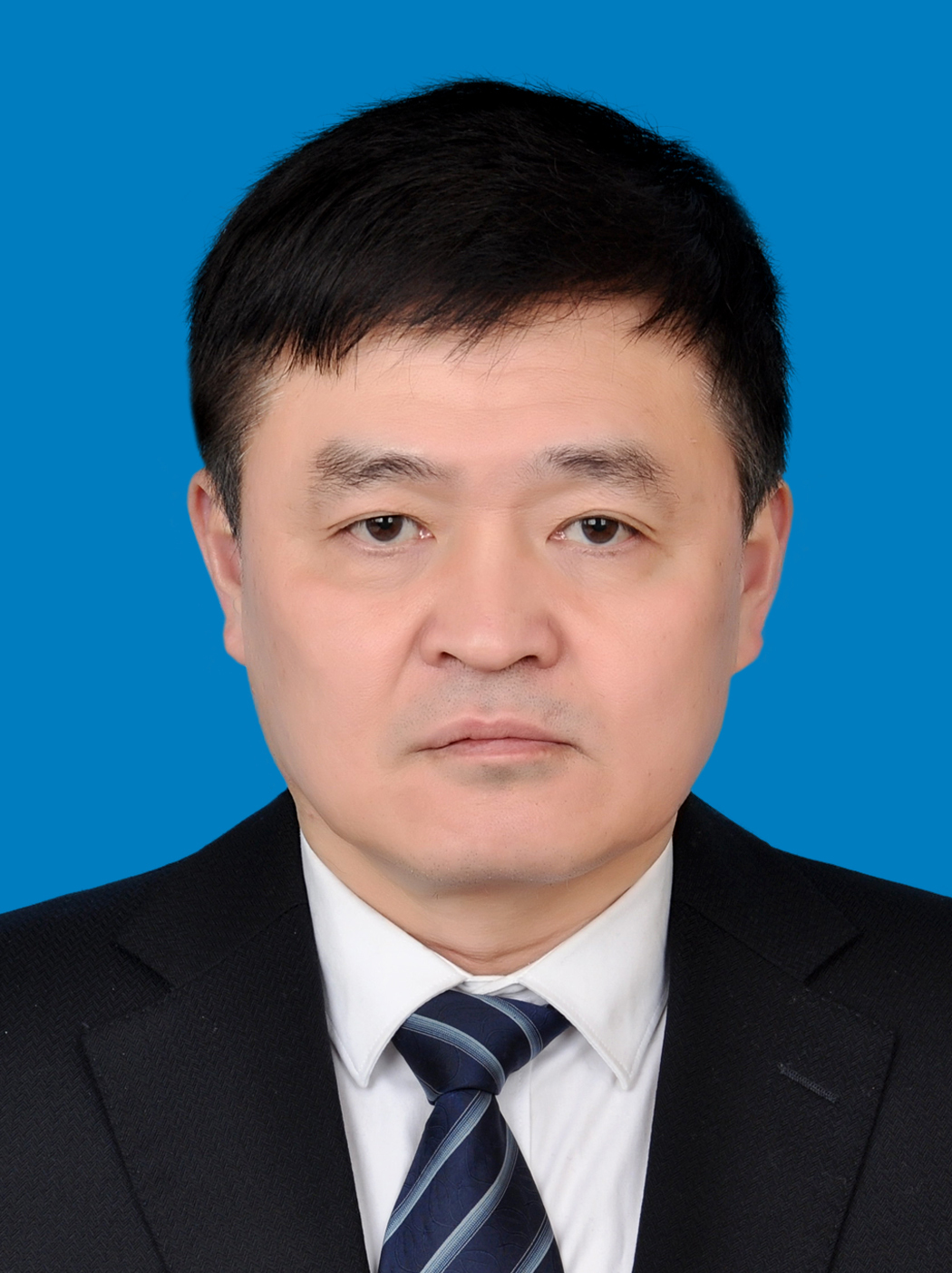 重庆南岸人,1962年10月出生,大学学历,理学学士,1985年8月参加工作