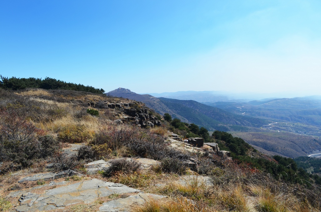  p>狐爷山,又名狐偃山,原名马鞍山,俗呼放马坪.