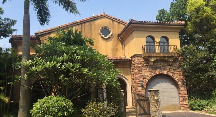  p>中国美林湖加洲岛位于广州市花都山前大道,共计房屋7户,小区物业