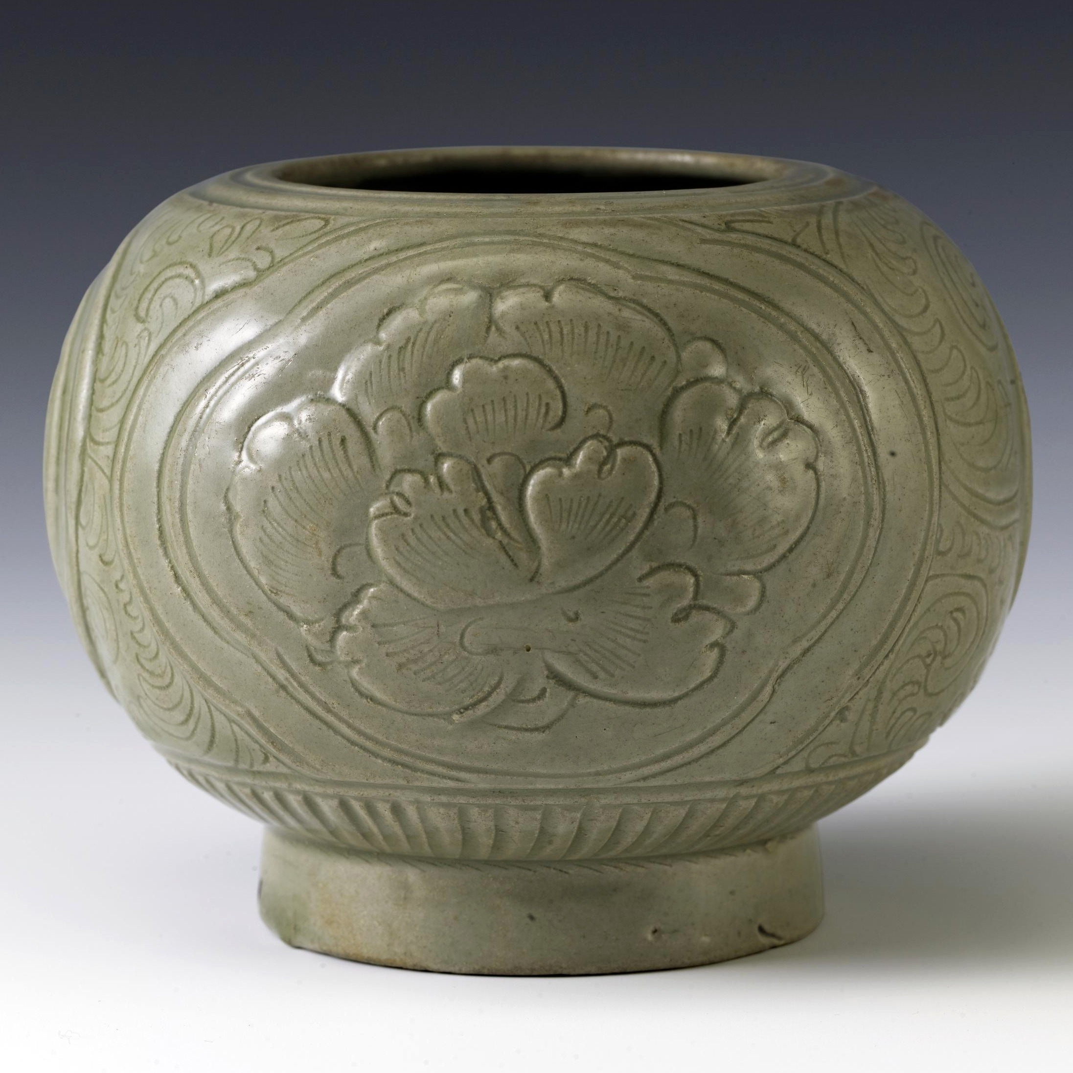 五代越窑青釉刻花牡丹纹罐
