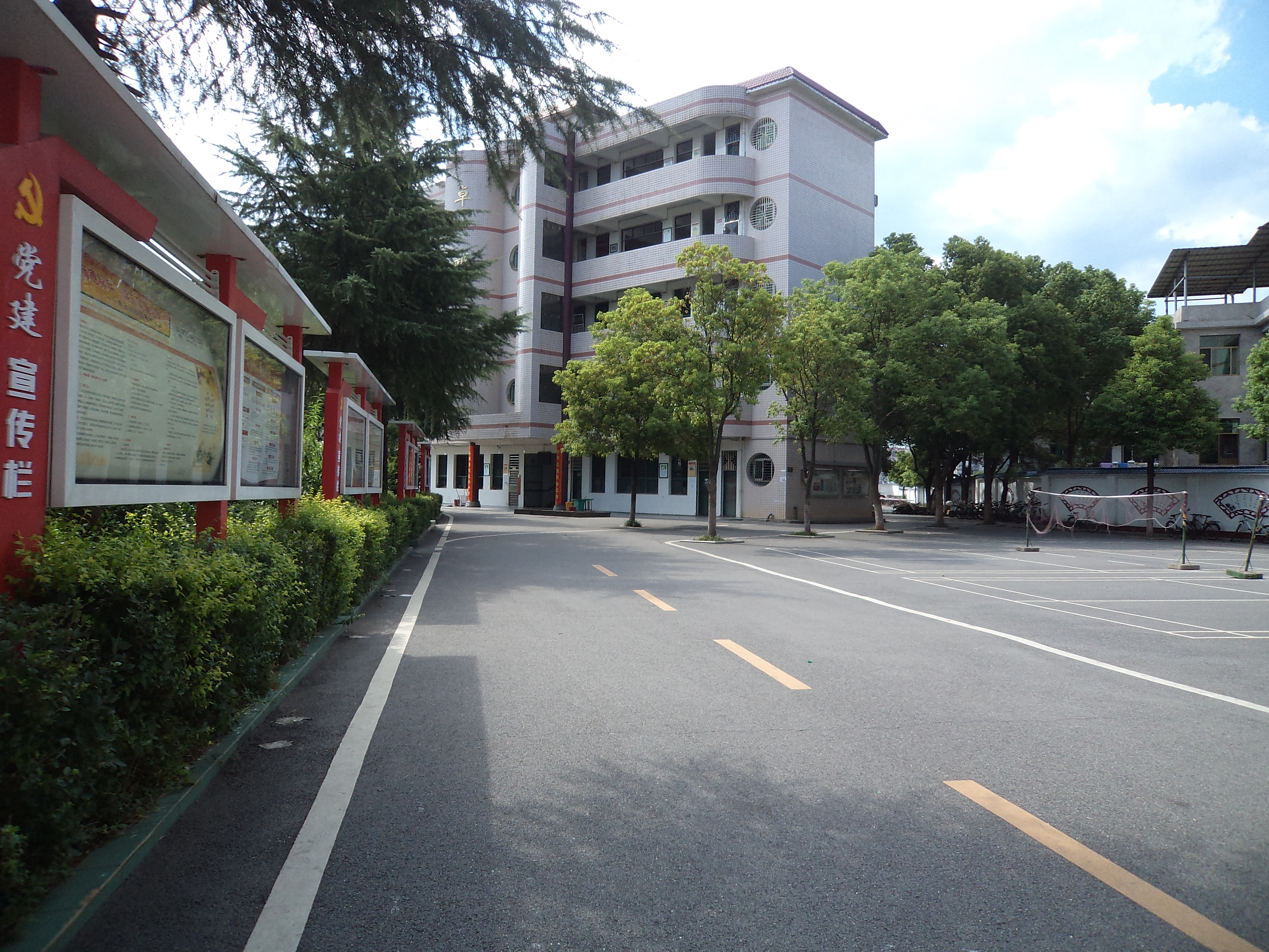  p>常宁市合江中学是省级重点中学 a href="#" data-lemmaid="5662158