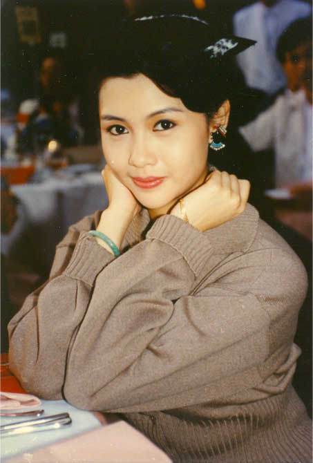 ezgji">20世纪90年代,九个年轻的女孩子先后信心满满地步入香港演艺圈