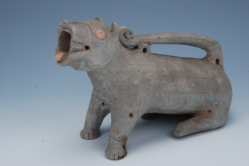  p>东汉黑陶虎子是东汉陶瓷器类文物,1982年12月在贵港铁路新村m3出土