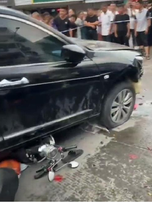  p>2021年9月4日凌晨6时许,一辆本田轿车在浙江省温岭市横峰菜场碰撞