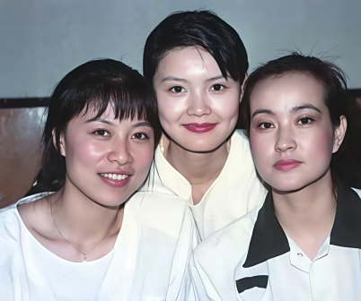 马晓晴，左二