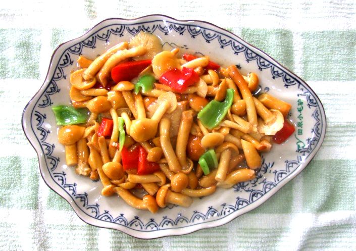  p>滑子菇炒肉是一道简单的家常美食,制作原料主要有滑子菇,猪肉,葱花