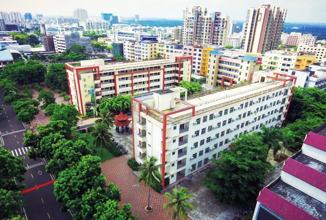 文昌市教育局主管的一所公办完全中学,海南省完全中学一级(甲等)学校
