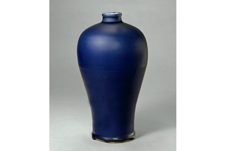 明嘉靖霁蓝釉梅瓶
