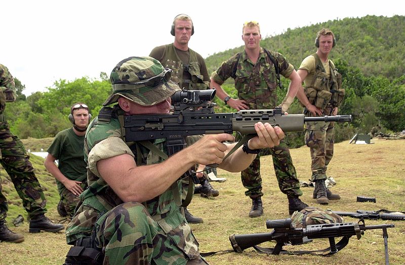  p>l85a1式突击步枪隶属于英国军队的主力轻武器之一,该突击步枪后来