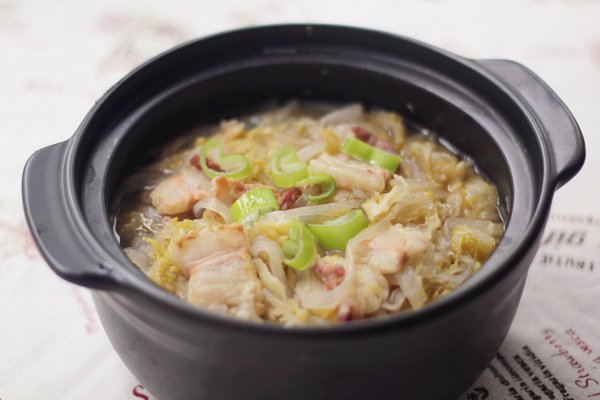  p>酸菜炖肉是东北的一道名菜,家家户户的宴客必备.