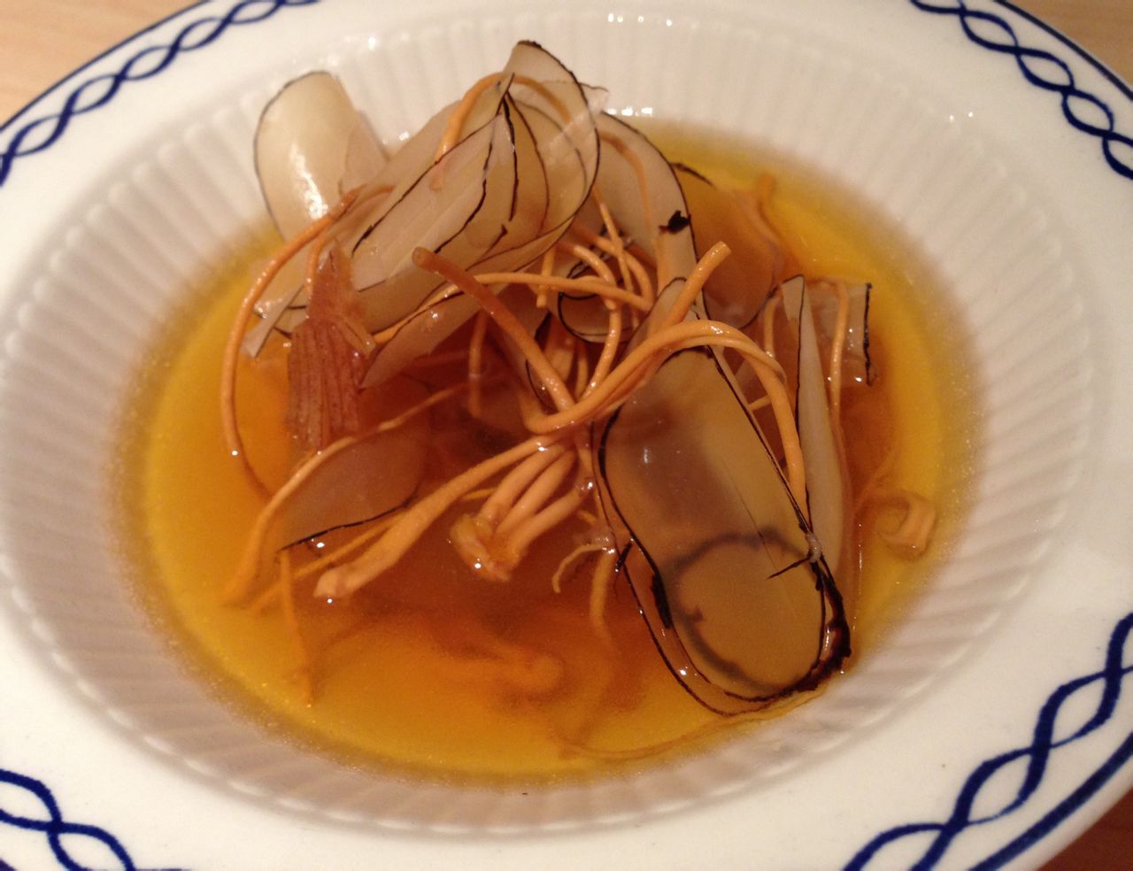  p>海底椰虫草花煲野鸽是以鸽子为主料的菜品. /p>