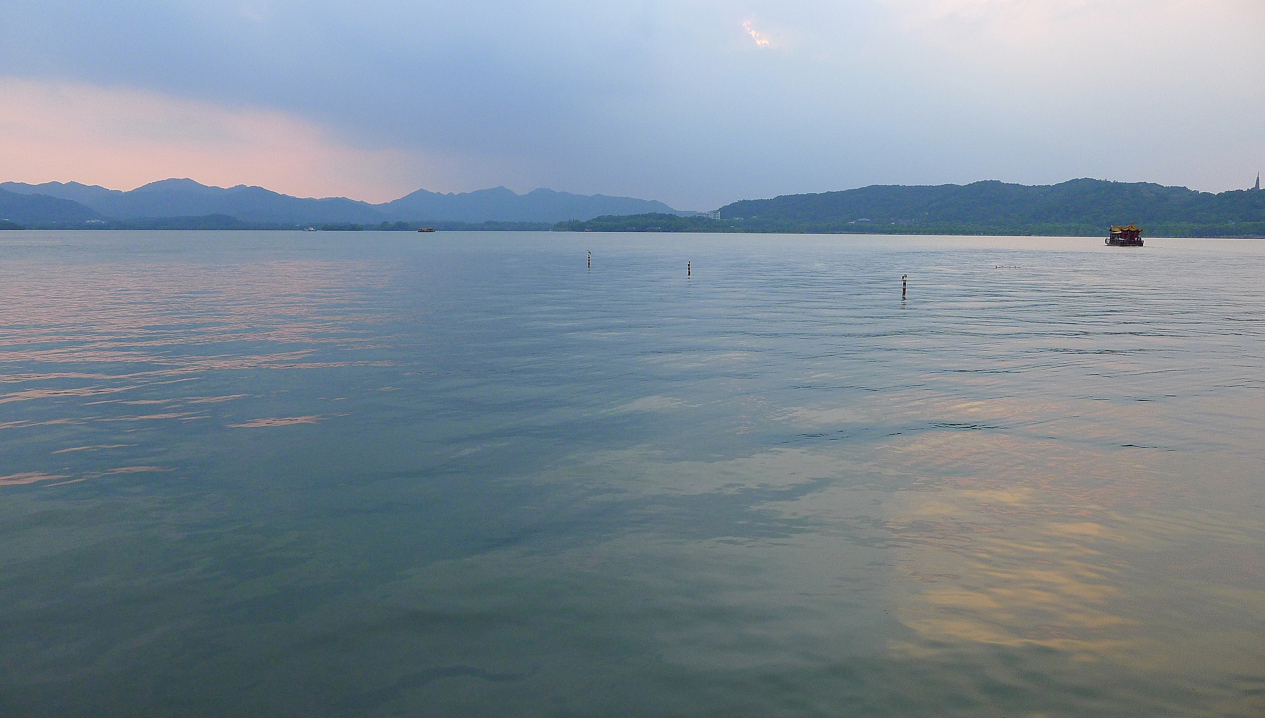  p>杭州西湖风景名胜区,位于浙江省杭州市中心,分为湖滨区,湖心区