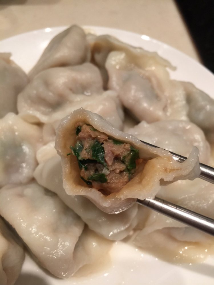  p>鱼肉馅饺子是中国传统食品,以鱼肉精制而成,皮薄馅大,味道鲜美.