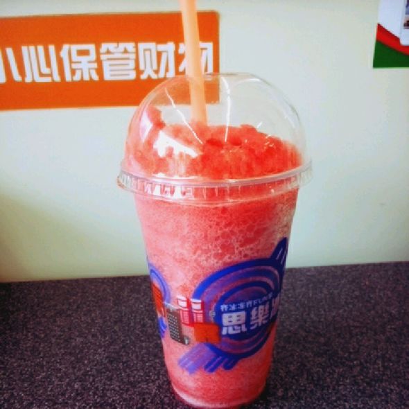  p>思乐冰(slurpee)是一款由7-eleven便利商店研制的碎冰饮品,在1967