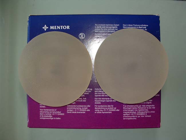 ">乳房假体 /a>植入进去最后进行缝合来达到效果的,假体材料由硅凝