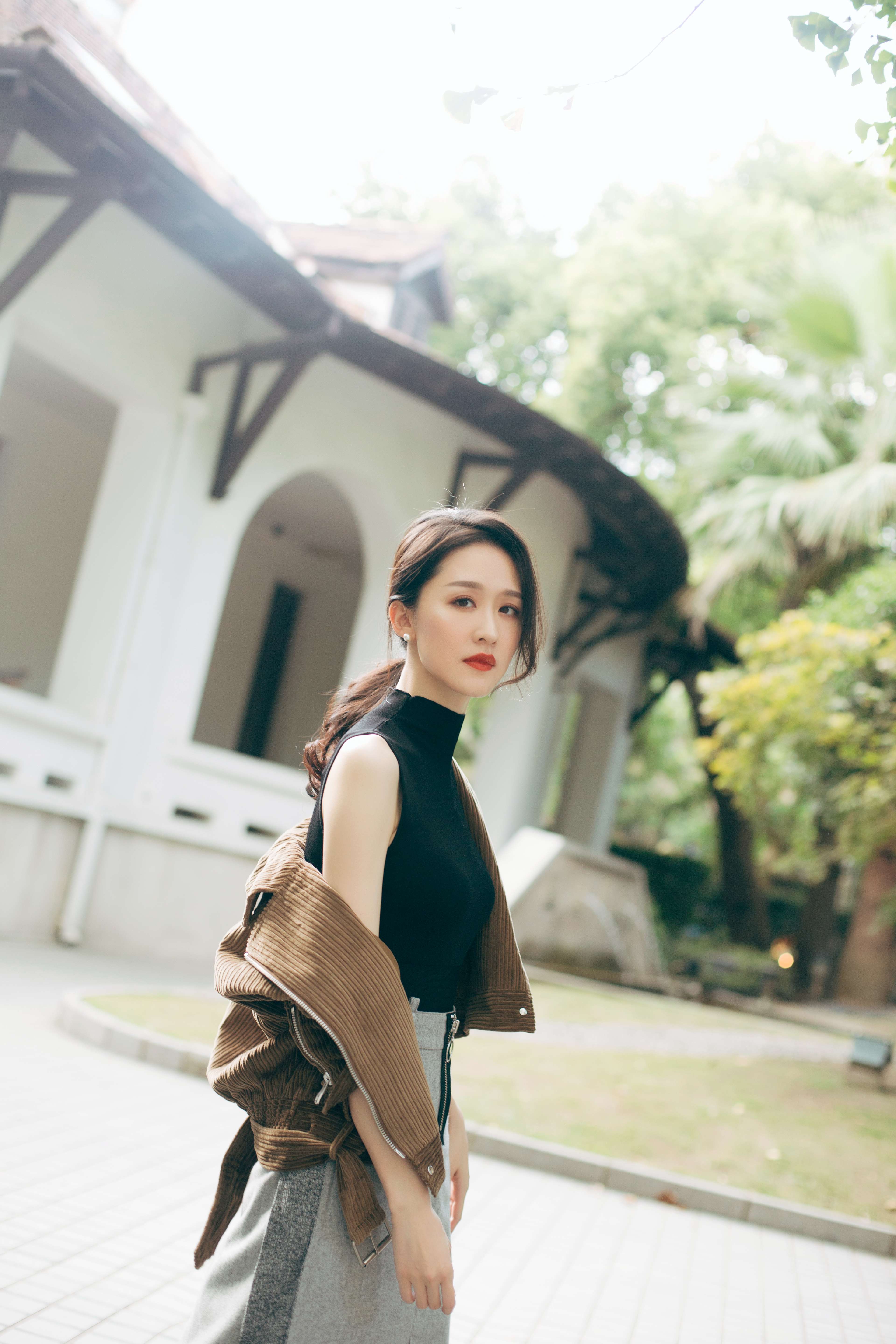  p>张雯,1985年9月12日出生于上海市,中国内地女演员,毕业于 a target