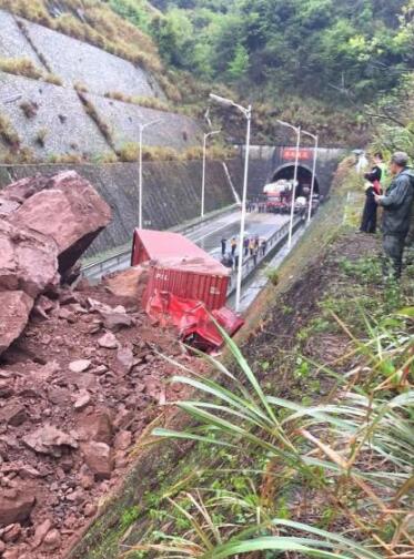 大广高速东坑隧道口塌方