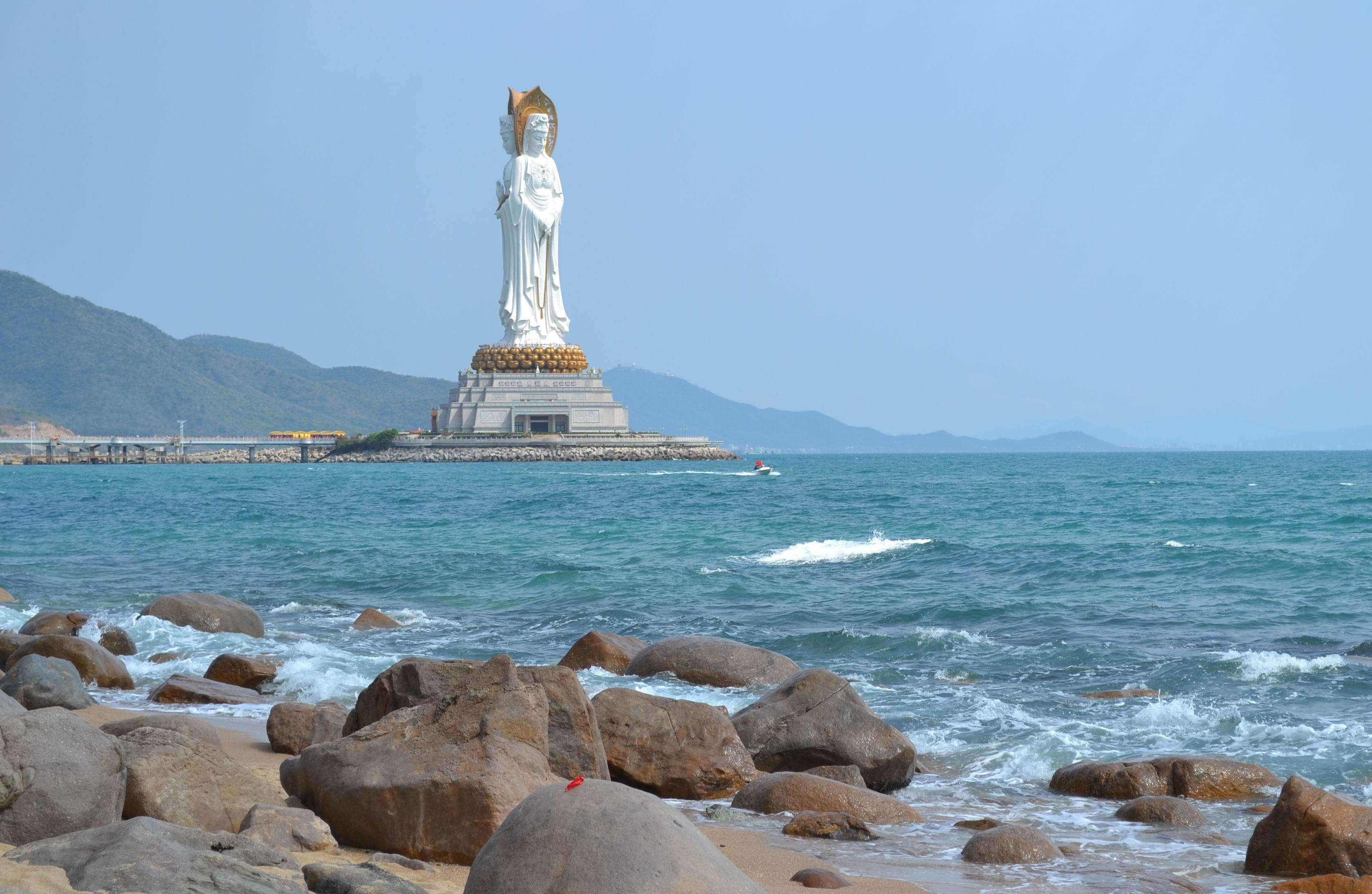 data-lemmaid="9374780">三亚市 /a>西南40公里处,是中国最南端的山