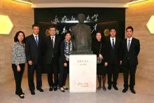 荣氏亲属在新江南大学荣毅仁雕像前合影