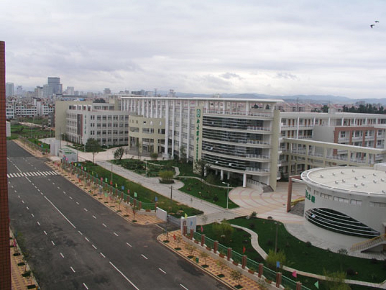  /a>云南实验学校是由昆明市官渡区教育局,北大附中教育投资公司和 a