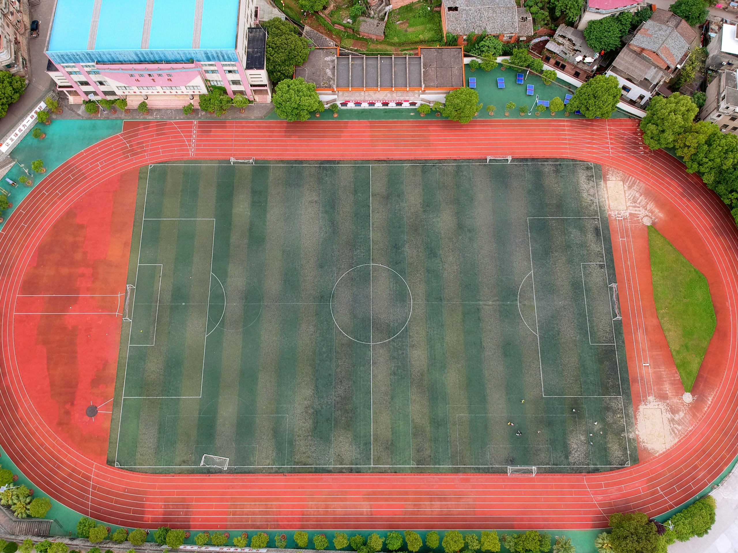  p>临武二中,始创于1981年,原名西城中学,1992年搬到现址.